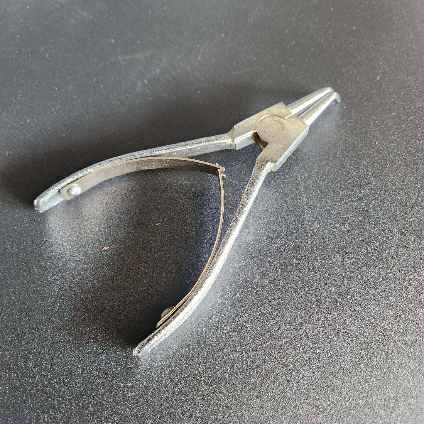 6" Bent Tip External Circlip Pliers – Heavy Duty Spring-Loaded